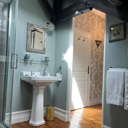 D'hotes Du Chateau Bed & Breakfast