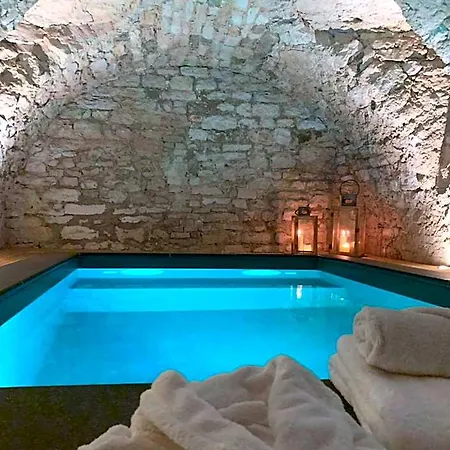 D'hotes Du Chateau Bed and Breakfast 4*