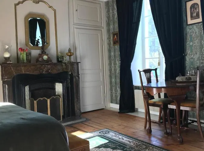 D'hotes Du Chateau Bed & Breakfast 4*